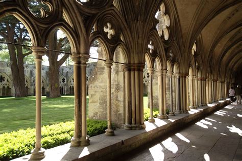  'Salisbury Cathedral Cloisters'의 신비로운 조화와 고대 건축의 정수!